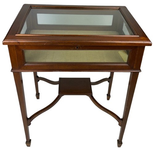 224 - AN EDWARDIAN MAHOGANY BIJOUTERIE TABLE, with line inlay and hinged glass top and sides on square tap... 