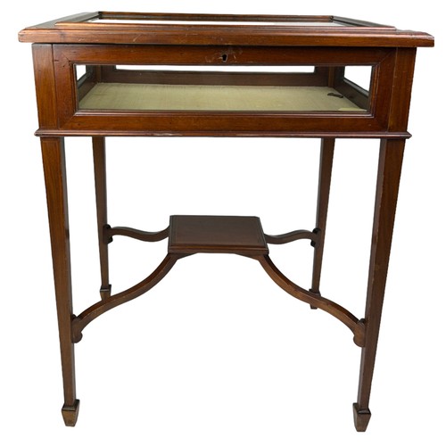 224 - AN EDWARDIAN MAHOGANY BIJOUTERIE TABLE, with line inlay and hinged glass top and sides on square tap... 