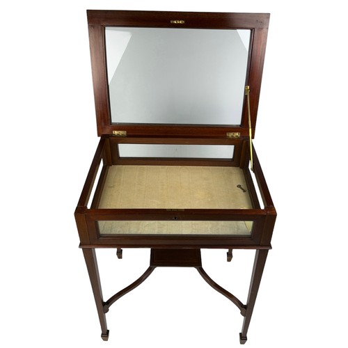 224 - AN EDWARDIAN MAHOGANY BIJOUTERIE TABLE, with line inlay and hinged glass top and sides on square tap... 