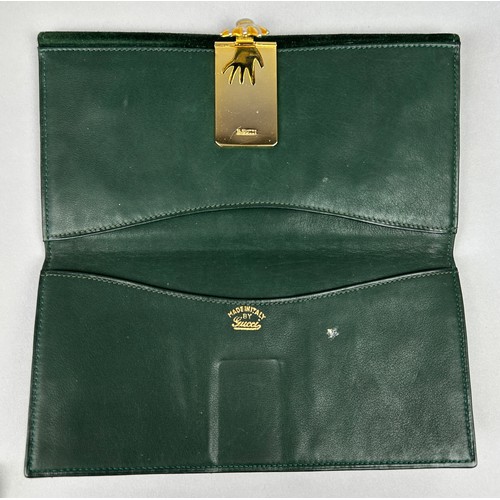 290 - A VINTAGE GUCCI PURSE WITH HAND CLIP, green suede with dustbag