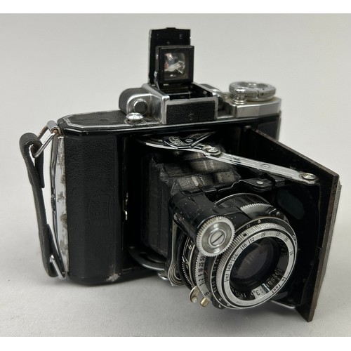 264 - A ZEISS-IKON SUPER IKONTA 531 CAMERA 6 X 4.5CM CIRCA 1948 WITH OPTON-TESSAR 75MM LENS, 

Lens in bro... 