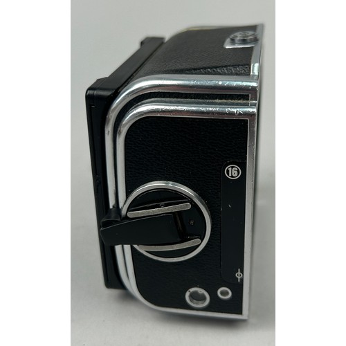 259 - A HASSELBLAD FILM BACK 16-645 FORMAT. 

In good condition.