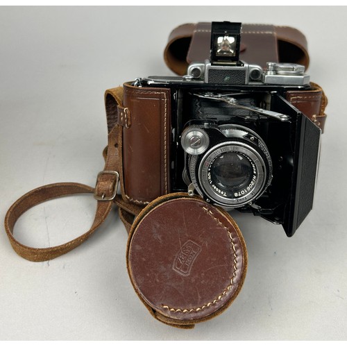 265 - A ZEISS-IKON SUPER IKONTA 531 CAMERA 6 X 4.5CM CIRCA 1937 WITH JENA-TESSASR 7.5CM LENS,

In brown le... 