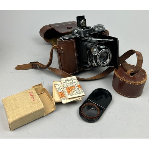 265 - A ZEISS-IKON SUPER IKONTA 531 CAMERA 6 X 4.5CM CIRCA 1937 WITH JENA-TESSASR 7.5CM LENS,

In brown le... 