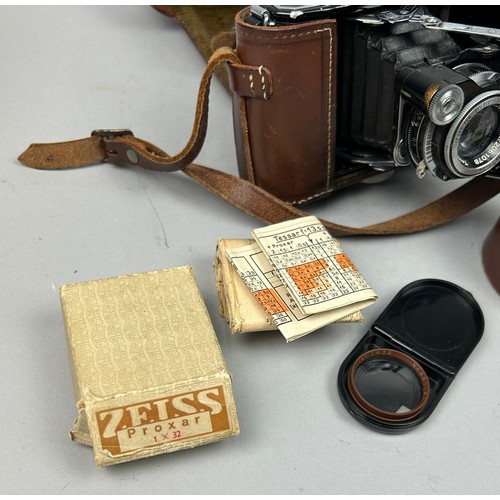 265 - A ZEISS-IKON SUPER IKONTA 531 CAMERA 6 X 4.5CM CIRCA 1937 WITH JENA-TESSASR 7.5CM LENS,

In brown le... 