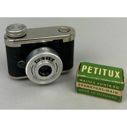 266 - A PETIE GERMANY SUBMINIATURE CAMERA, with makers box for roll of superpanfilm. 

Very good condition... 