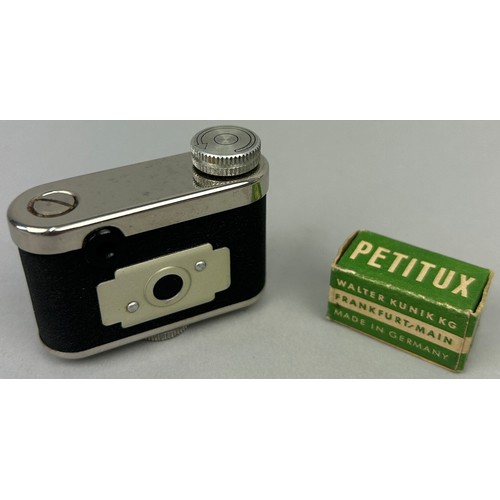 266 - A PETIE GERMANY SUBMINIATURE CAMERA, with makers box for roll of superpanfilm. 

Very good condition... 