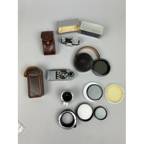 274 - A COLLECTION OF CAMERA ACCESSORIES, to include: 

WATA-METER Super Rangefinder in original manufactu... 