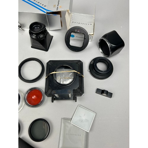 260 - A VERY LARGE COLLECTION OF HASSELBLAD ACCESSORIES TO INCLUDE: 

H/B Magnifying Finder Hood 52094 in ... 