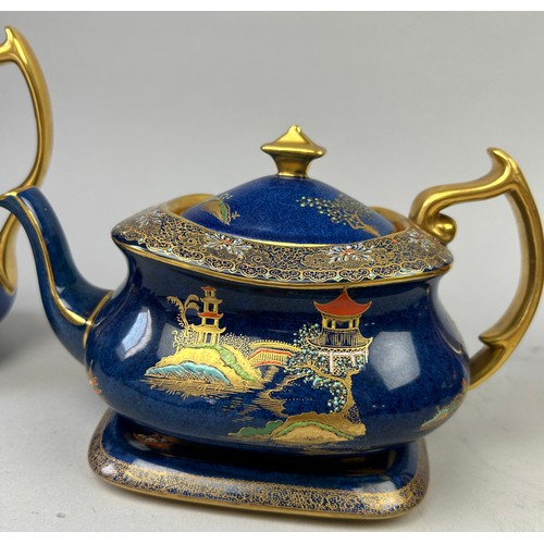 101 - CARLTON WARE NEW MIKADO 1920-1930 TEA POT WITH MATCHING HOT WATER JUG (3) 

Tallest 17cm