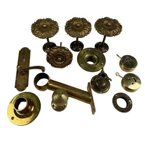 165 - A COLLECTION OF BRASS HANDLES AND DOORKNOBS (QTY)