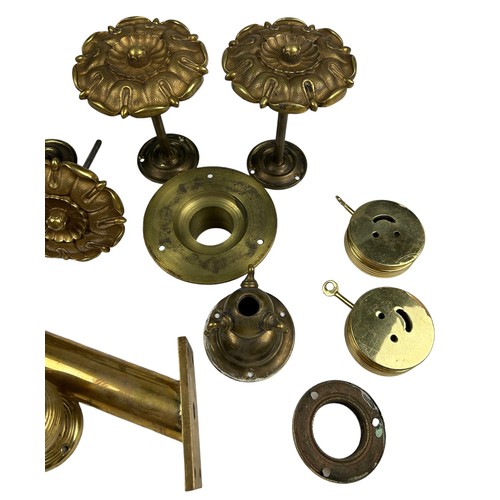 165 - A COLLECTION OF BRASS HANDLES AND DOORKNOBS (QTY)