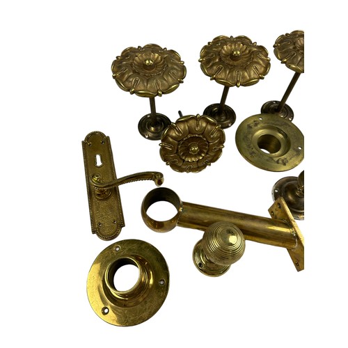 165 - A COLLECTION OF BRASS HANDLES AND DOORKNOBS (QTY)