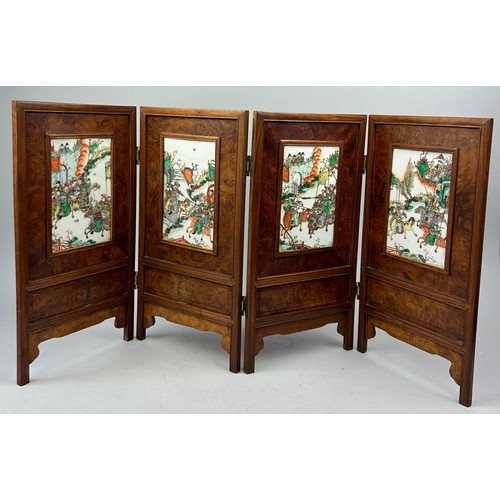 70 - A CHINESE QING DYNASTY TABLE SCREEN WITH FAMILLE VERTE PAINTED PORCELAIN PANELS DEPICTING BATTLE SCE... 