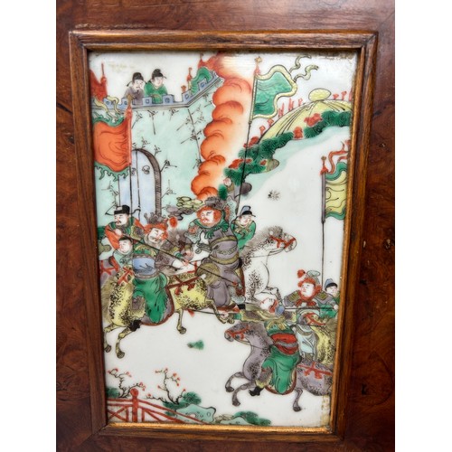 70 - A CHINESE QING DYNASTY TABLE SCREEN WITH FAMILLE VERTE PAINTED PORCELAIN PANELS DEPICTING BATTLE SCE... 