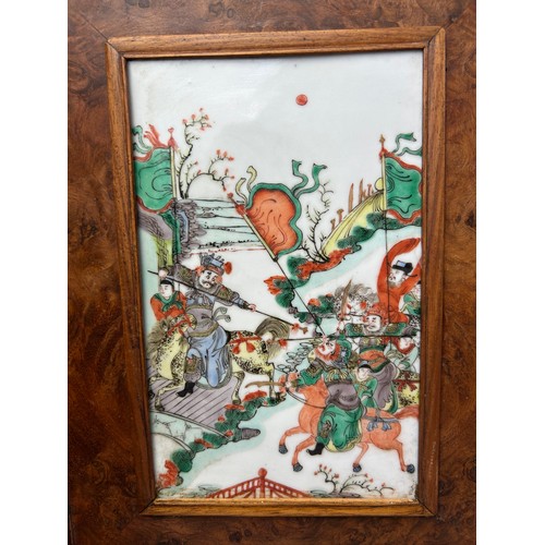 70 - A CHINESE QING DYNASTY TABLE SCREEN WITH FAMILLE VERTE PAINTED PORCELAIN PANELS DEPICTING BATTLE SCE... 