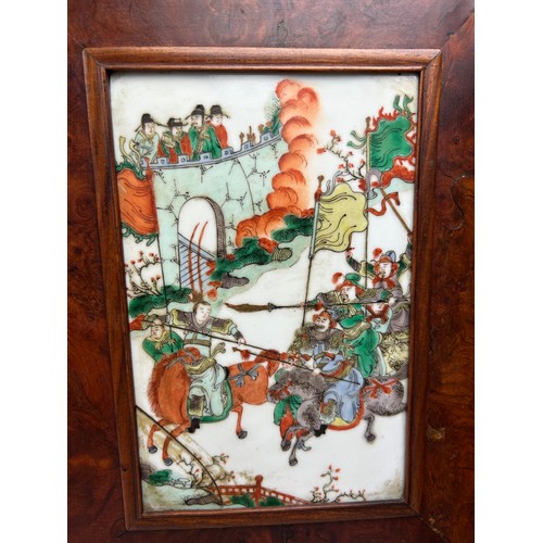 70 - A CHINESE QING DYNASTY TABLE SCREEN WITH FAMILLE VERTE PAINTED PORCELAIN PANELS DEPICTING BATTLE SCE... 