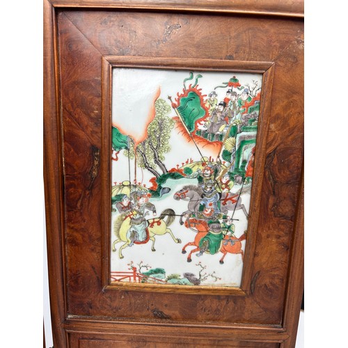 70 - A CHINESE QING DYNASTY TABLE SCREEN WITH FAMILLE VERTE PAINTED PORCELAIN PANELS DEPICTING BATTLE SCE... 