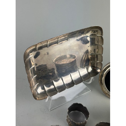 65 - A LOT OF SILVER TO INCLUDE: 

Picture frame, three napkin rings, one coaster with wood, tray, bowl, ... 