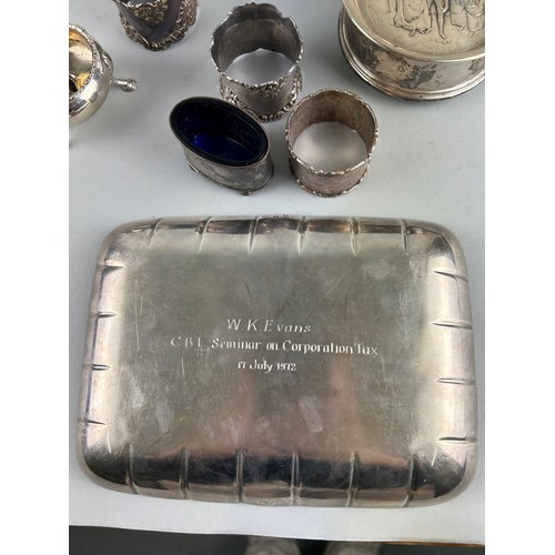 65 - A LOT OF SILVER TO INCLUDE: 

Picture frame, three napkin rings, one coaster with wood, tray, bowl, ... 