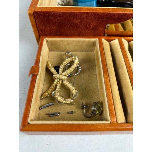 46 - A BROWN LEATHER JEWELLERY BOX CONTAINING VARIOUS JEWELLERY, 

Mostly costume jewellery, silver jewel... 