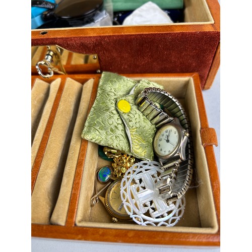 46 - A BROWN LEATHER JEWELLERY BOX CONTAINING VARIOUS JEWELLERY, 

Mostly costume jewellery, silver jewel... 