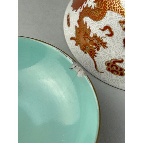 89 - A CHINESE FAMILLE ROSE ENAMELLED TEA CUP AND LID DECORATED WITH A FIVE CLAW DRAGON CHASING THE FLAMI... 