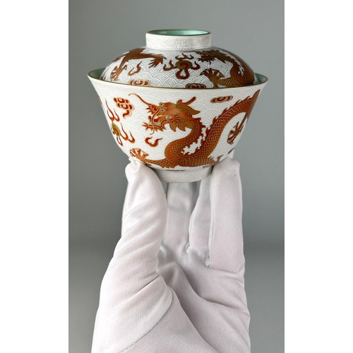 89 - A CHINESE FAMILLE ROSE ENAMELLED TEA CUP AND LID DECORATED WITH A FIVE CLAW DRAGON CHASING THE FLAMI... 