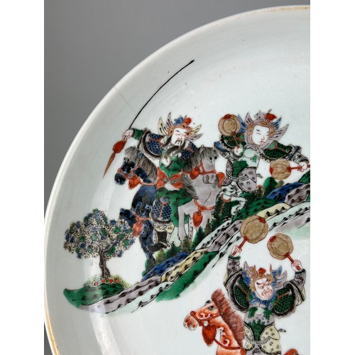 95 - A VERY LARGE CHINESE FAMILLE VERTE CHARGER QING DYNASTY LATE 19TH CENTURY, 

Decorated with horses a... 