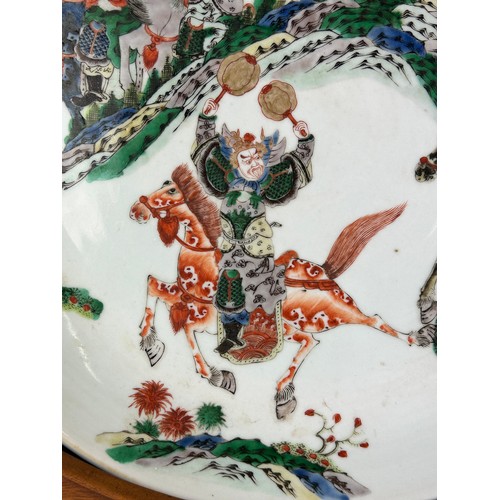 95 - A VERY LARGE CHINESE FAMILLE VERTE CHARGER QING DYNASTY LATE 19TH CENTURY, 

Decorated with horses a... 