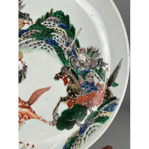 95 - A VERY LARGE CHINESE FAMILLE VERTE CHARGER QING DYNASTY LATE 19TH CENTURY, 

Decorated with horses a... 