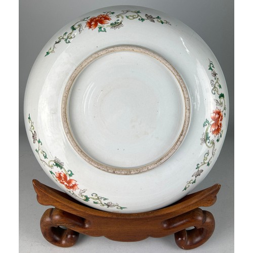 95 - A VERY LARGE CHINESE FAMILLE VERTE CHARGER QING DYNASTY LATE 19TH CENTURY, 

Decorated with horses a... 