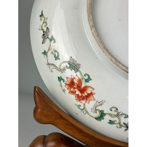 95 - A VERY LARGE CHINESE FAMILLE VERTE CHARGER QING DYNASTY LATE 19TH CENTURY, 

Decorated with horses a... 