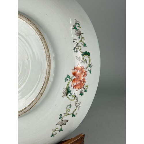 95 - A VERY LARGE CHINESE FAMILLE VERTE CHARGER QING DYNASTY LATE 19TH CENTURY, 

Decorated with horses a... 