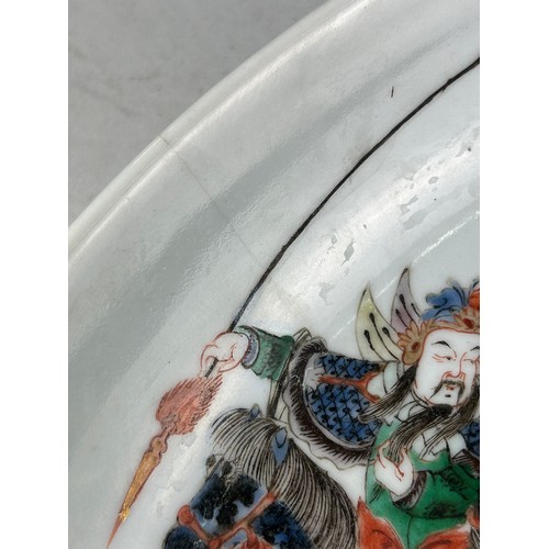 95 - A VERY LARGE CHINESE FAMILLE VERTE CHARGER QING DYNASTY LATE 19TH CENTURY, 

Decorated with horses a... 