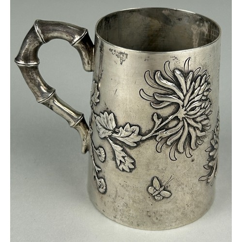 64 - A CHINESE EXPORT SILVER CUP MOST PROBABLY BY HUNG CHONG OF SHANGHAI, 

Decorated with blossoming flo... 