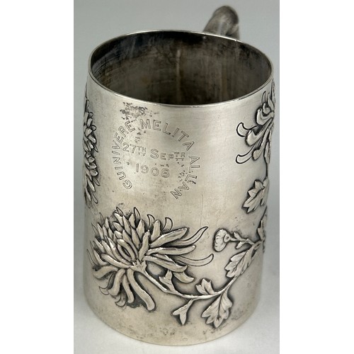 64 - A CHINESE EXPORT SILVER CUP MOST PROBABLY BY HUNG CHONG OF SHANGHAI, 

Decorated with blossoming flo... 