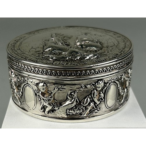 65 - A DUTCH SILVER BOX MADE TO COMMEMORATE THE DEATH OF ADMIRAL MAARTEN HARPERTZOON TROMP, 

Inscribed d... 