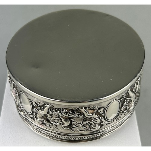 65 - A DUTCH SILVER BOX MADE TO COMMEMORATE THE DEATH OF ADMIRAL MAARTEN HARPERTZOON TROMP, 

Inscribed d... 