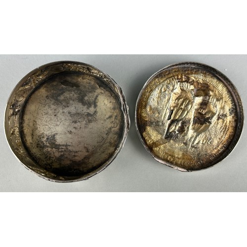 65 - A DUTCH SILVER BOX MADE TO COMMEMORATE THE DEATH OF ADMIRAL MAARTEN HARPERTZOON TROMP, 

Inscribed d... 