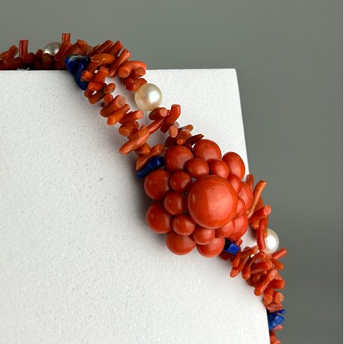 10 - A CORAL, LAPIZ LAZULI AND CULTURED PEARL NECKLACE WITH FLORAL SHAPED CENTREPIECES AND SILVER CLASP.
... 