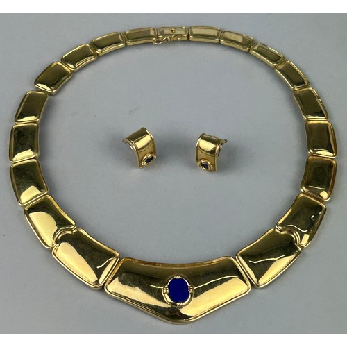 5 - A 18CT GOLD GRADUATED COLLAR NECKLACE WITH LAPIS LAZULI CENTREPIECE WITH MATCHING PAIR OF EARRINGS, ...