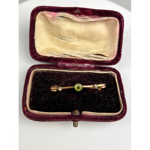 27 - A 9CT GOLD BROOCH INSET WITH PERIDOT AND TWO SMALL SEED PEARLS, 

Marked '9CT'