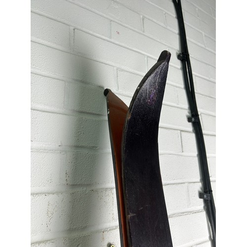 550 - A PAIR OF BLACK ANTIQUE SKIS (2)