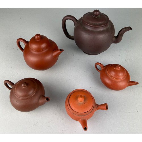 156 - A COLLECTION OF FIVE CHINESE AND JAPANESE YIXING CLAY TEA POTS (5), 

Each of globular form. Largest...