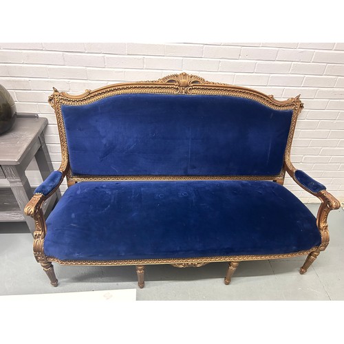 476 - A FRENCH GILTWOOD CANAPE UPHOLSTERED IN BLUE VELVET FABRIC, 167cm w x 68cm d x 113cm h