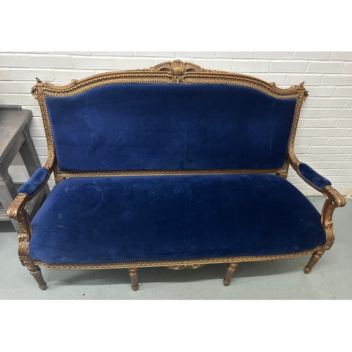 476 - A FRENCH GILTWOOD CANAPE UPHOLSTERED IN BLUE VELVET FABRIC, 167cm w x 68cm d x 113cm h