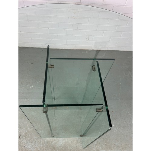 498 - A LARGE MID CENTURY DESIGN GLASS TABLE, 

The circular top raised above base of abstract form

140cm... 