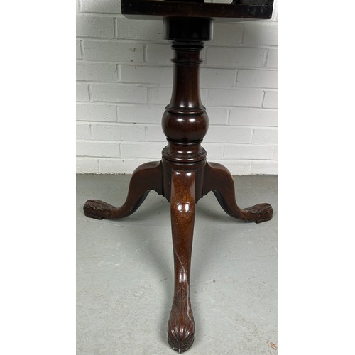 451 - A 19TH CENTURY TILT TOP TABLE ON TURNED COLUMN AND THREE LEGS