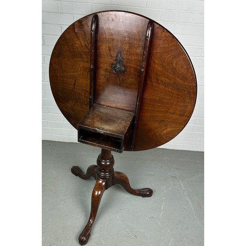 451 - A 19TH CENTURY TILT TOP TABLE ON TURNED COLUMN AND THREE LEGS